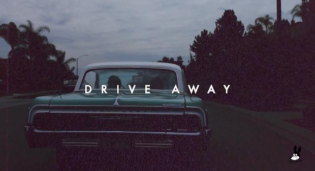 Drive Away là gì và cấu trúc cụm từ Drive Away trong câu Tiếng Anh