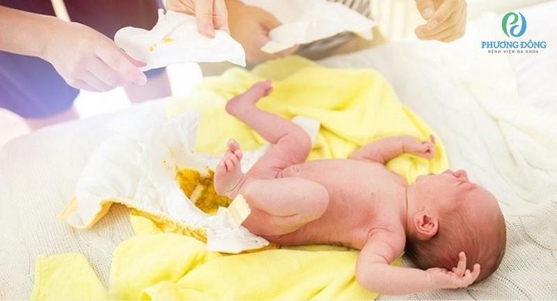 Trẻ sơ sinh đi ngoài có hạt vàng: Nguyên nhân và cách xử lý