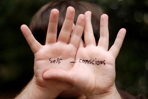 Self Conscious là gì và cấu trúc cụm từ Self Conscious trong câu Tiếng Anh